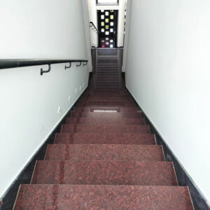 Cầu thang lên tầng bên ngoài villa 3 phòng ngủ Oceanami